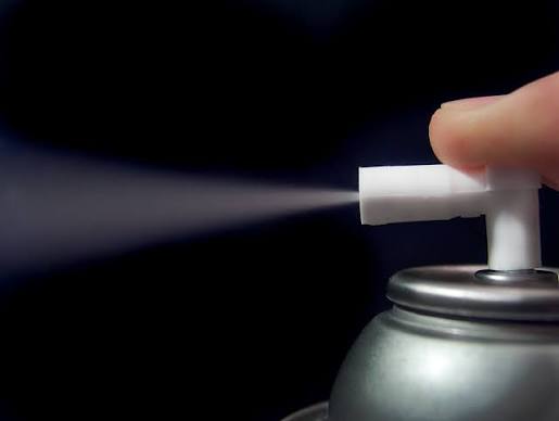 Aerosol kutusunun aktüatöründen çıkan ince sprey püskürtmesi